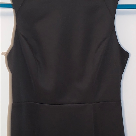Little black dress with cutout back - Picture 2 of 4